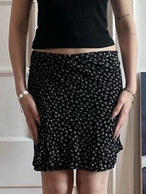 Size Medium Patterned Wrap Mini Skirt